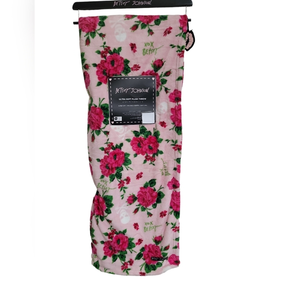 Betsey Johnson Skulls & Roses Ultra Soft Plush Fleece Throw Blanket - Picture 1 of 4